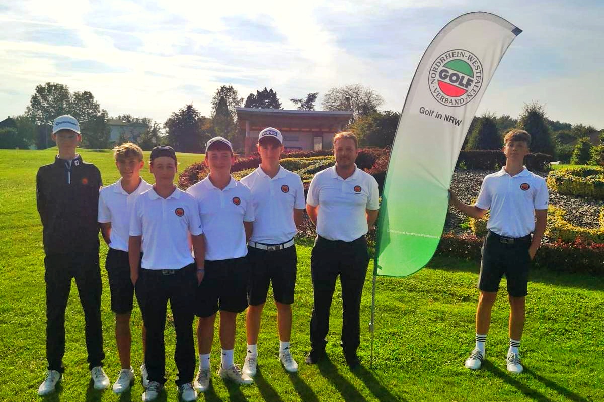 Golf Jugendteam mit Fahne vom Golfverband NRW