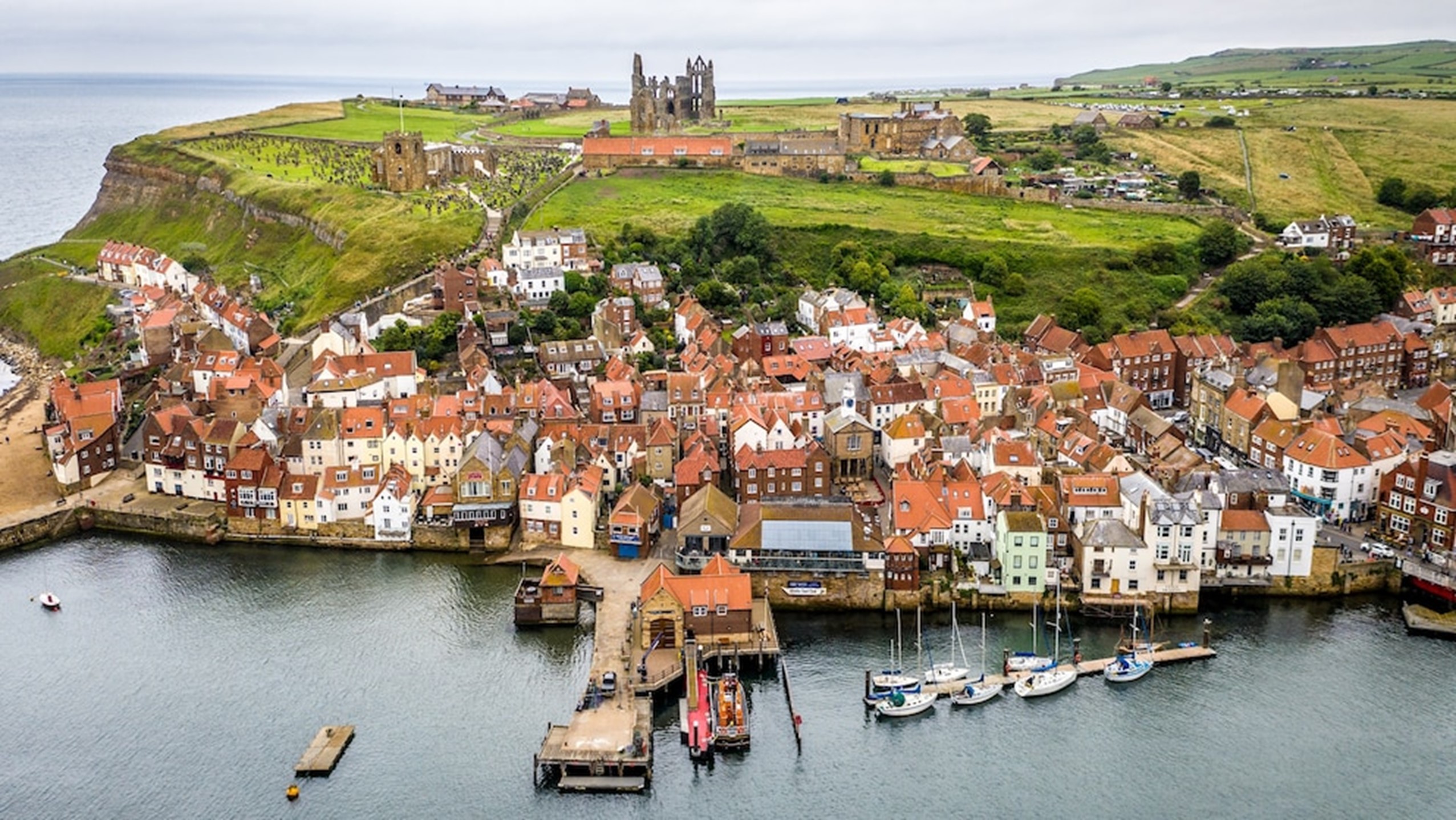 Whitby Hafen und Kathedrale