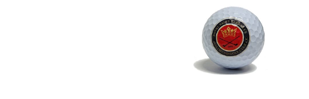 Golfball mit einem Aufkleber des Royal Saint Georges Golf Clubs, auf weißem Hintergrund.