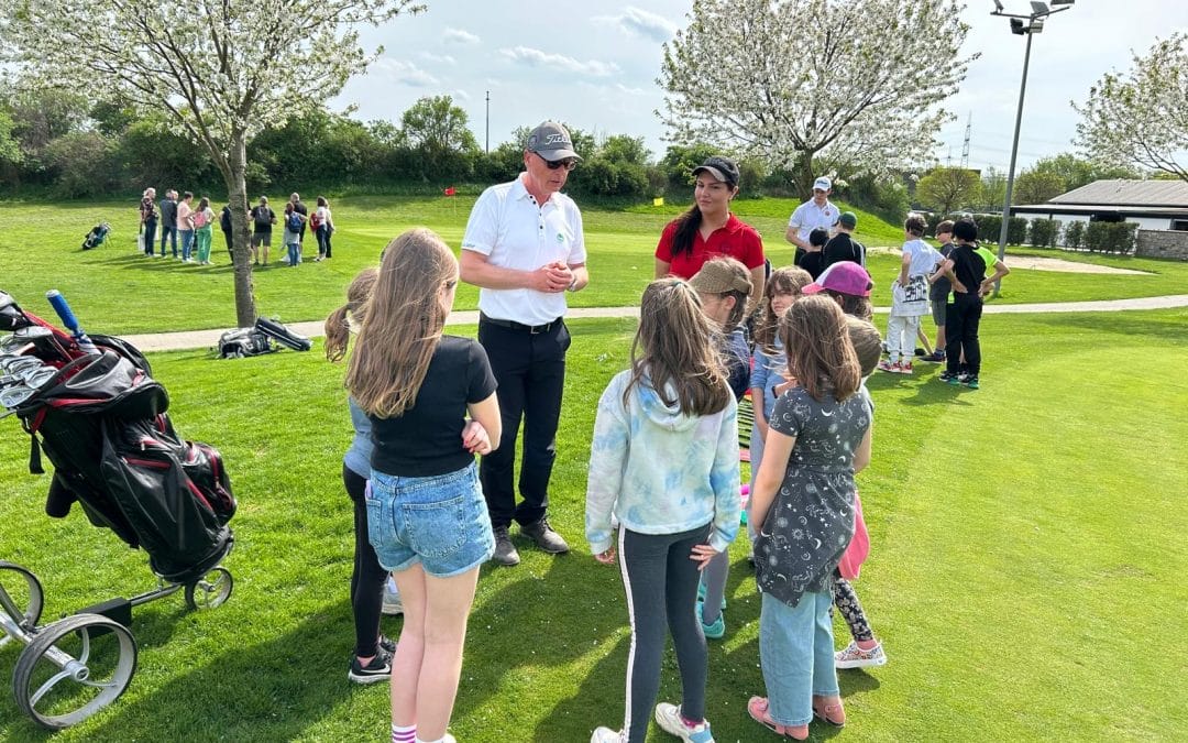 Begeisterte Kinder und Eltern
