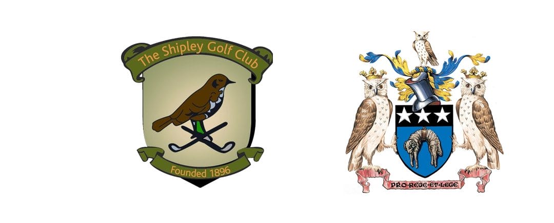 Zwei Wappen. Das linke Wappen gehört zu The Shipley Golf Club, zeigt einen braunen Vogel mit Golfclub, umgeben von einem grünen Rand mit der Aufschrift "The Shipley Golf Club" und "Founded 1896". Das rechte Wappen zeigt eine Silhouette eines heraldischen Schildes mit drei Sternen, drei Geier, die einen Vogel halten, sowie einem Helmwappen mit einer Eule, und eine rosa Schleife mit der Aufschrift "Pro Rege et Legge".