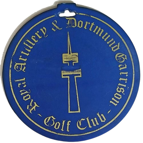 Runder Anhänger des Golf Clubs Rot-Weiß Gütersloh & Dortmund, blau mit goldener Schrift und einem stilisierten Turm in der Mitte.