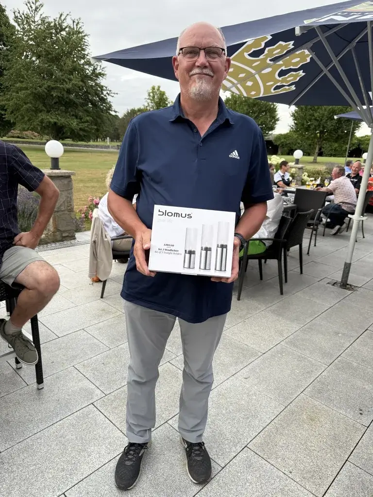 Ein Bild, das Kleidung, Schuhwerk, Person, draußen enthält. KI-generierte Inhalte können fehlerhaft sein.