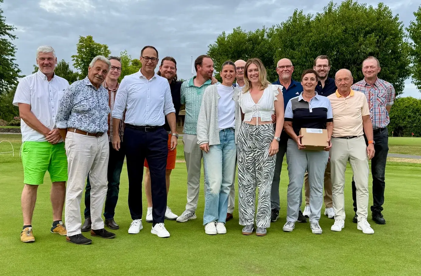 Ein Bild, das Person, Sport, Gras, draußen enthält. KI-generierte Inhalte können fehlerhaft sein.