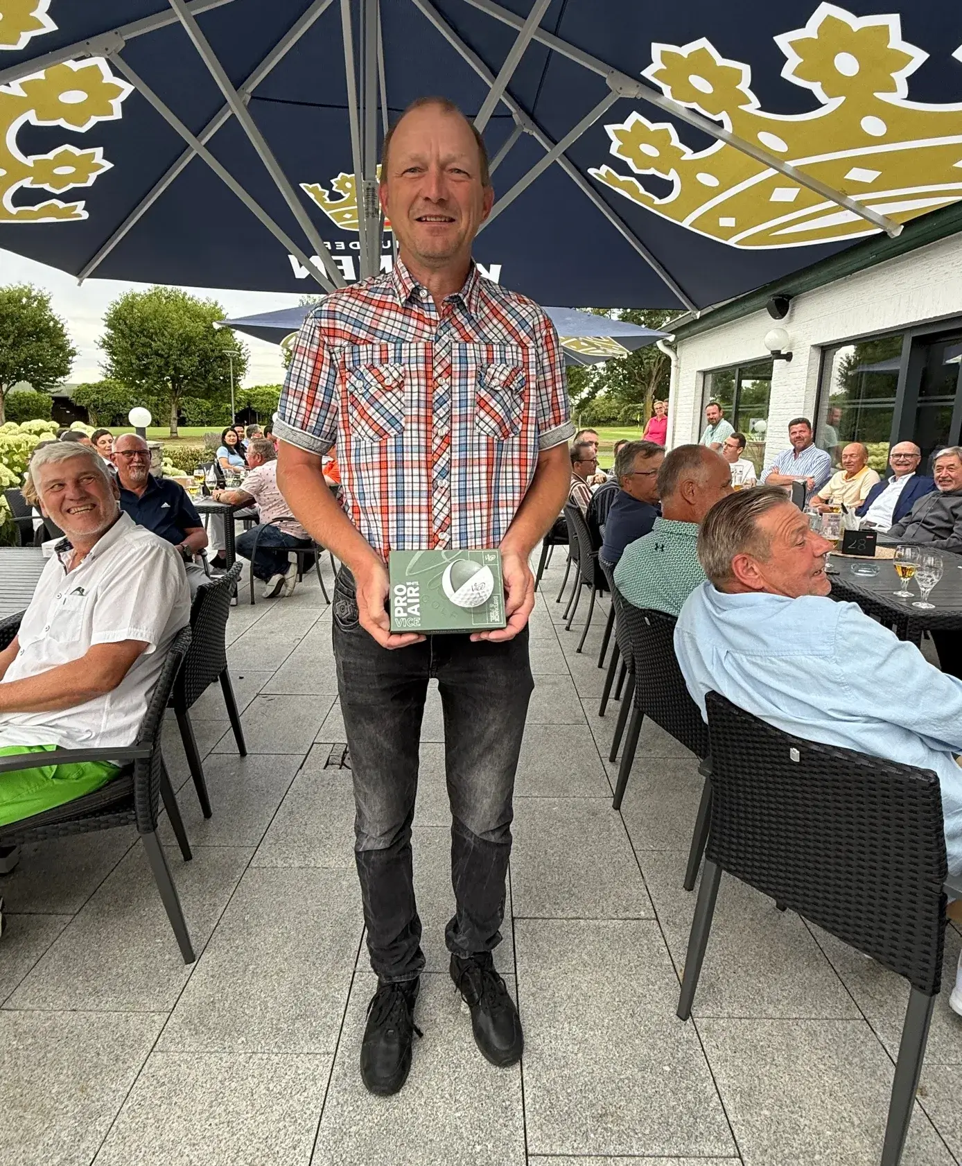 Ein Bild, das Kleidung, Person, Schuhwerk, Mann enthält. KI-generierte Inhalte können fehlerhaft sein.