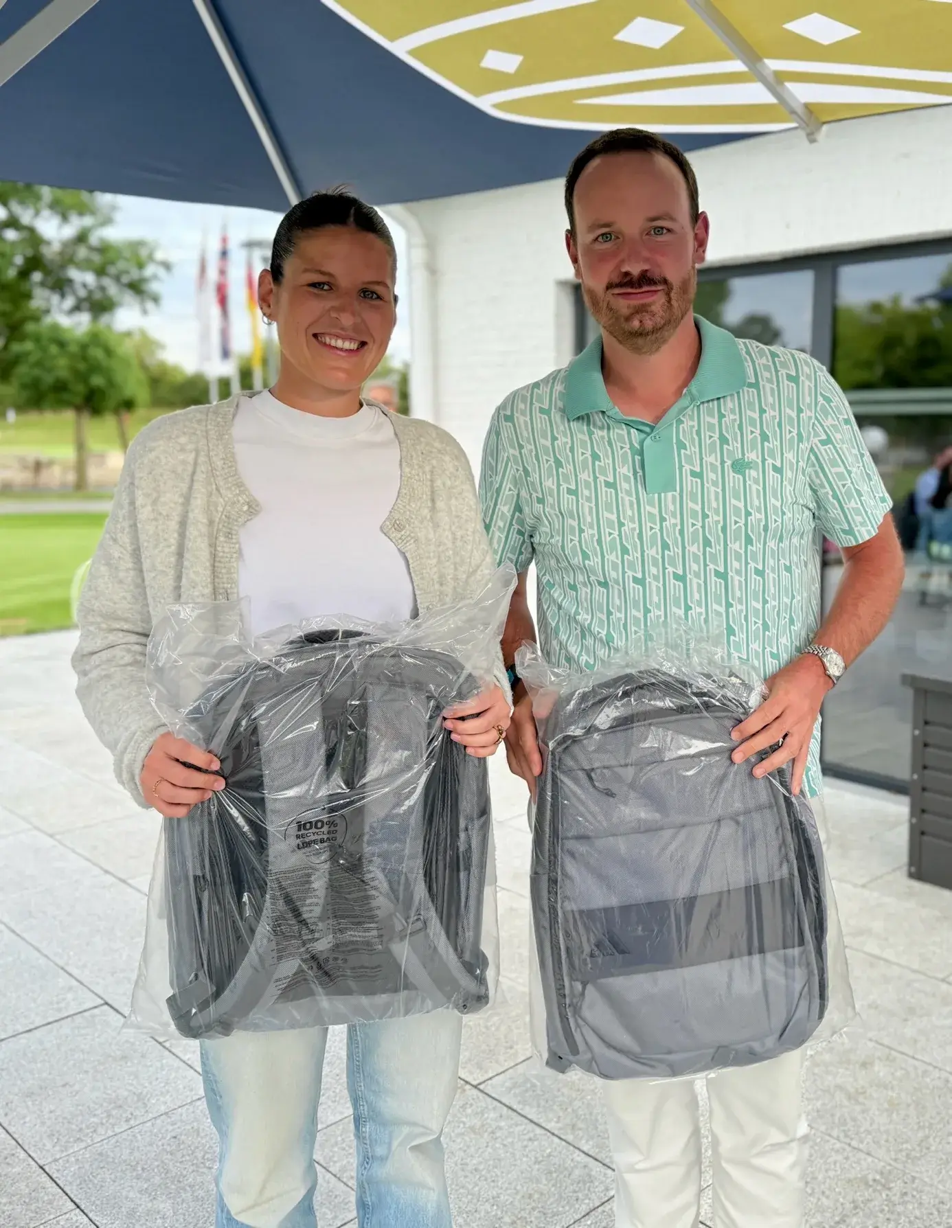 Ein Bild, das Kleidung, Person, Lächeln, Menschliches Gesicht enthält. KI-generierte Inhalte können fehlerhaft sein.