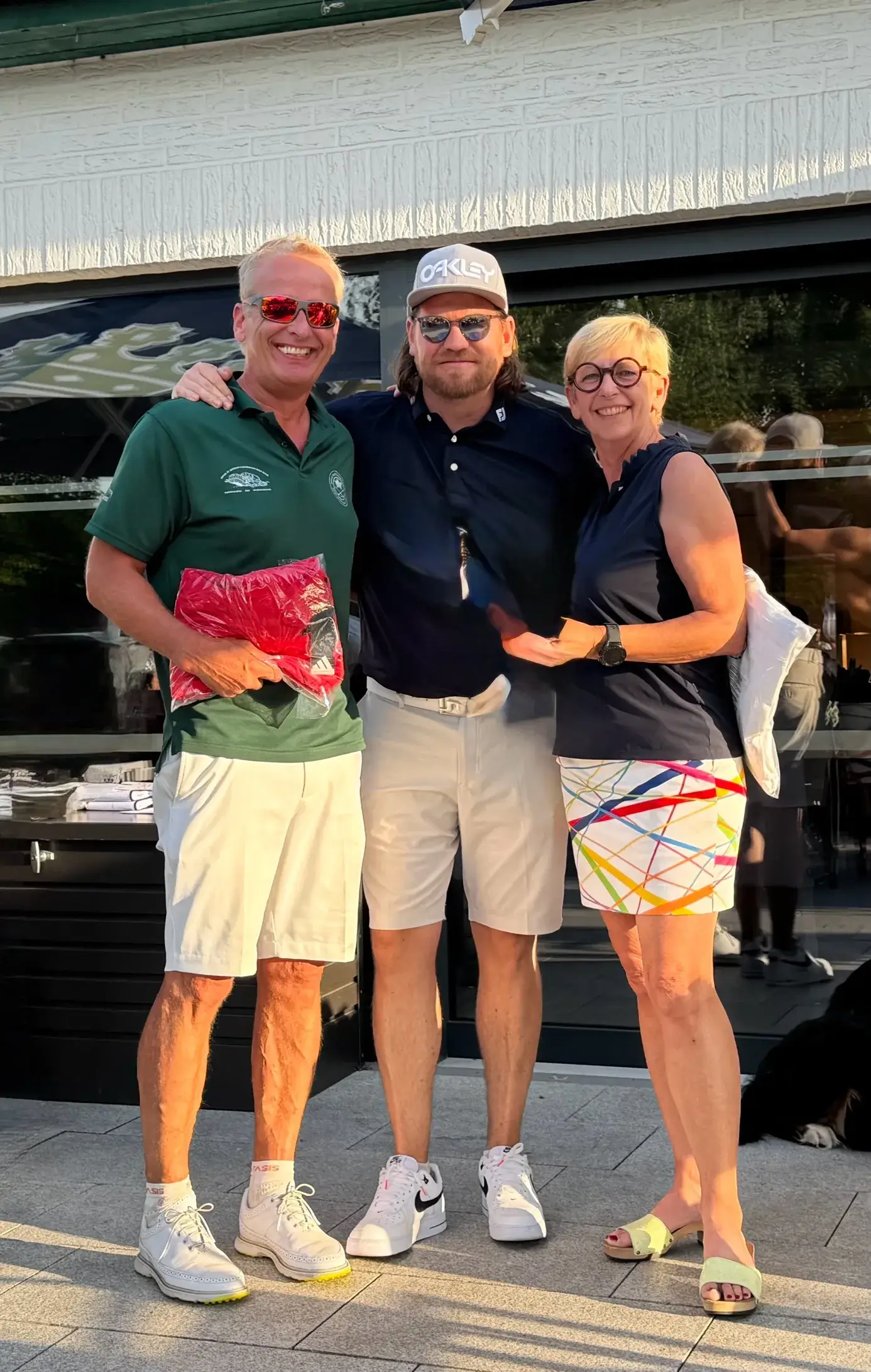 Ein Bild, das Person, Kleidung, Schuhwerk, draußen enthält. KI-generierte Inhalte können fehlerhaft sein.