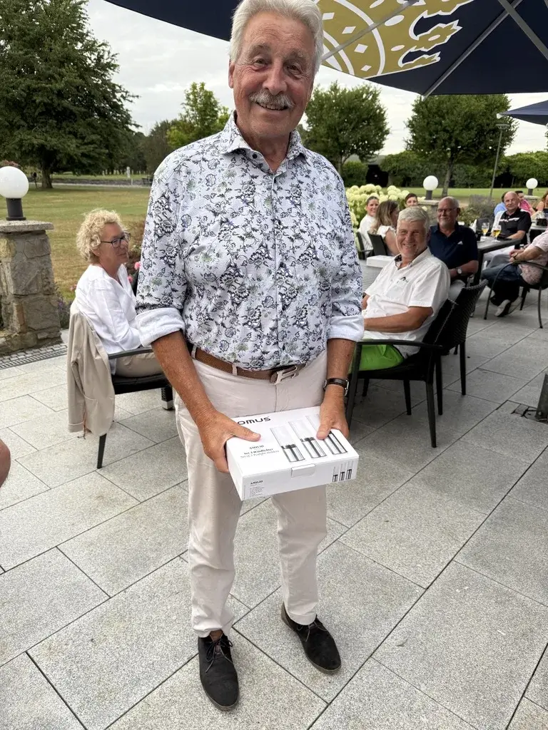 Ein Bild, das Kleidung, Person, Schuhwerk, Mann enthält. KI-generierte Inhalte können fehlerhaft sein.