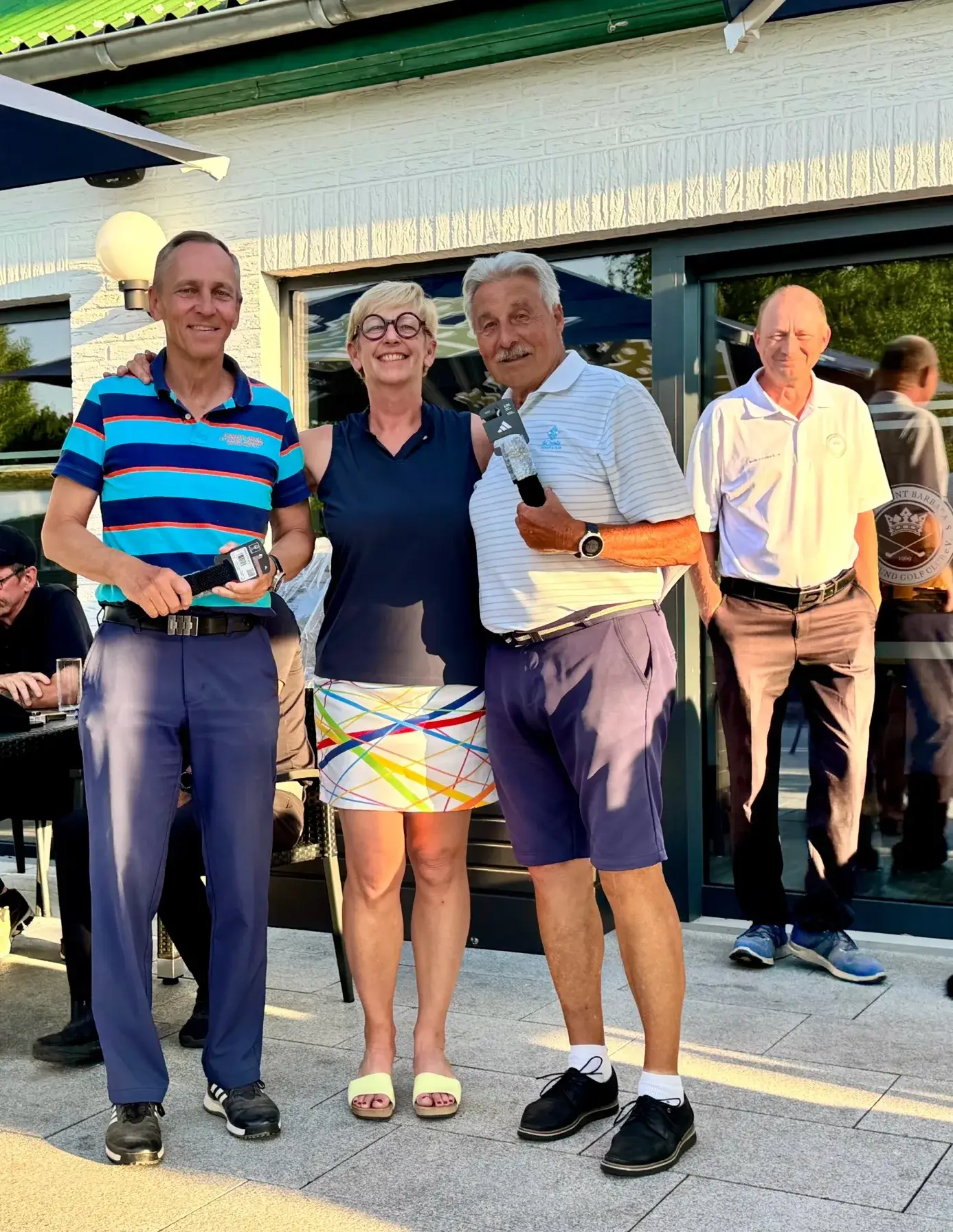 Ein Bild, das Kleidung, Person, Schuhwerk, Mann enthält. KI-generierte Inhalte können fehlerhaft sein.