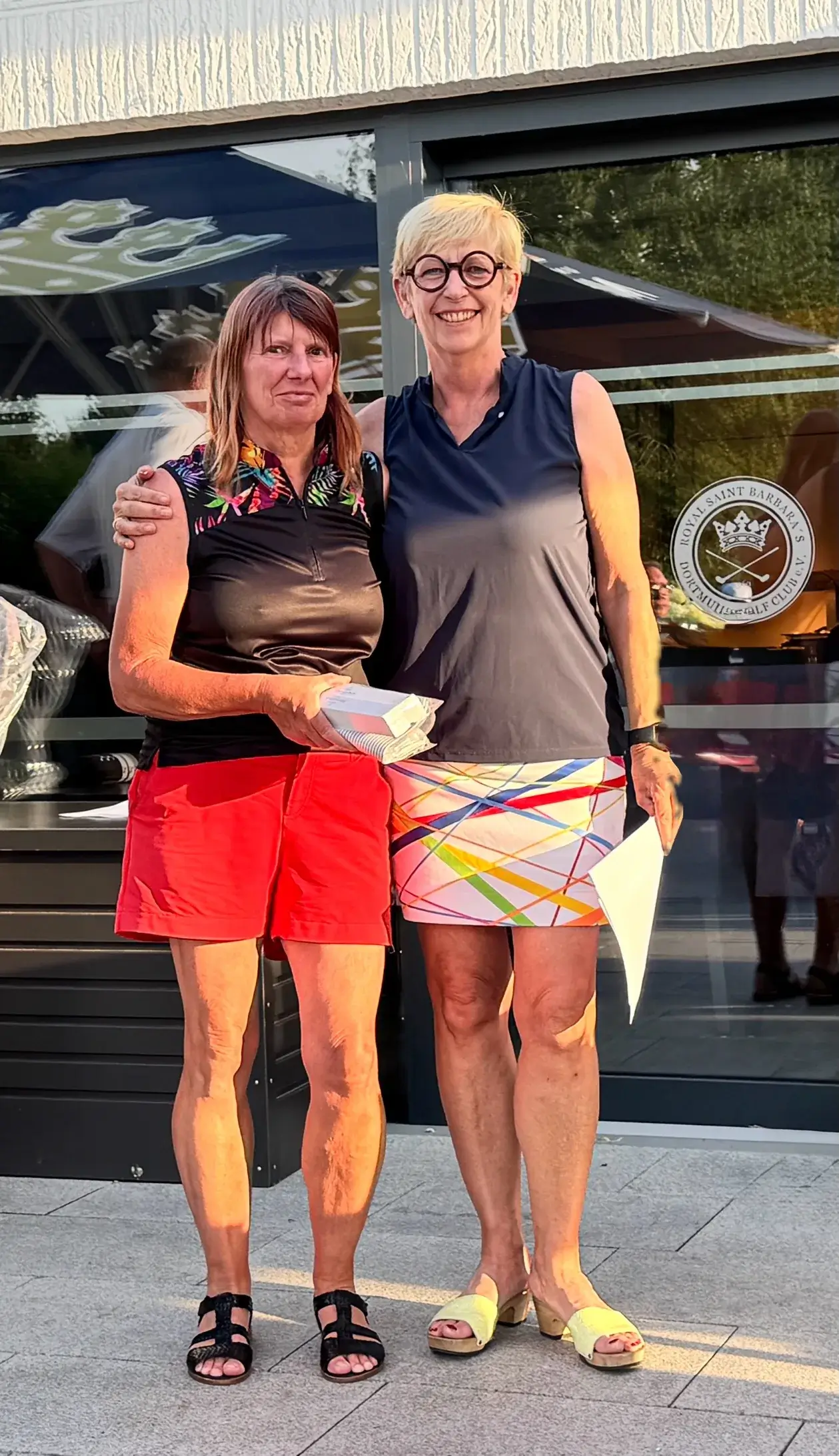 Ein Bild, das Person, Kleidung, draußen, Shorts enthält. KI-generierte Inhalte können fehlerhaft sein.