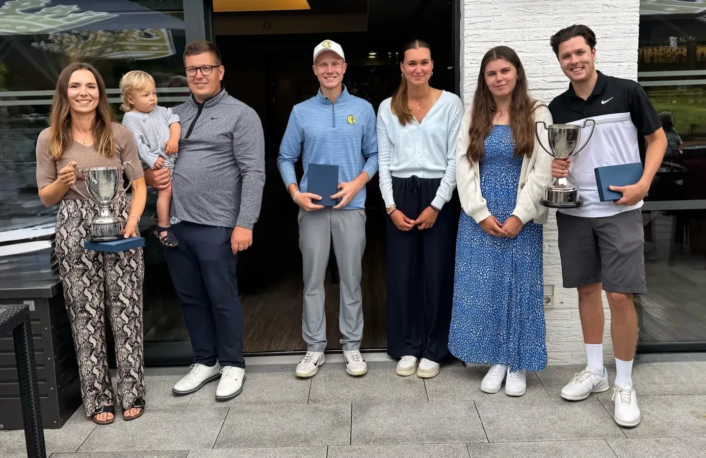 Ein Bild, das Kleidung, Person, Schuhwerk, Lächeln enthält. KI-generierte Inhalte können fehlerhaft sein.