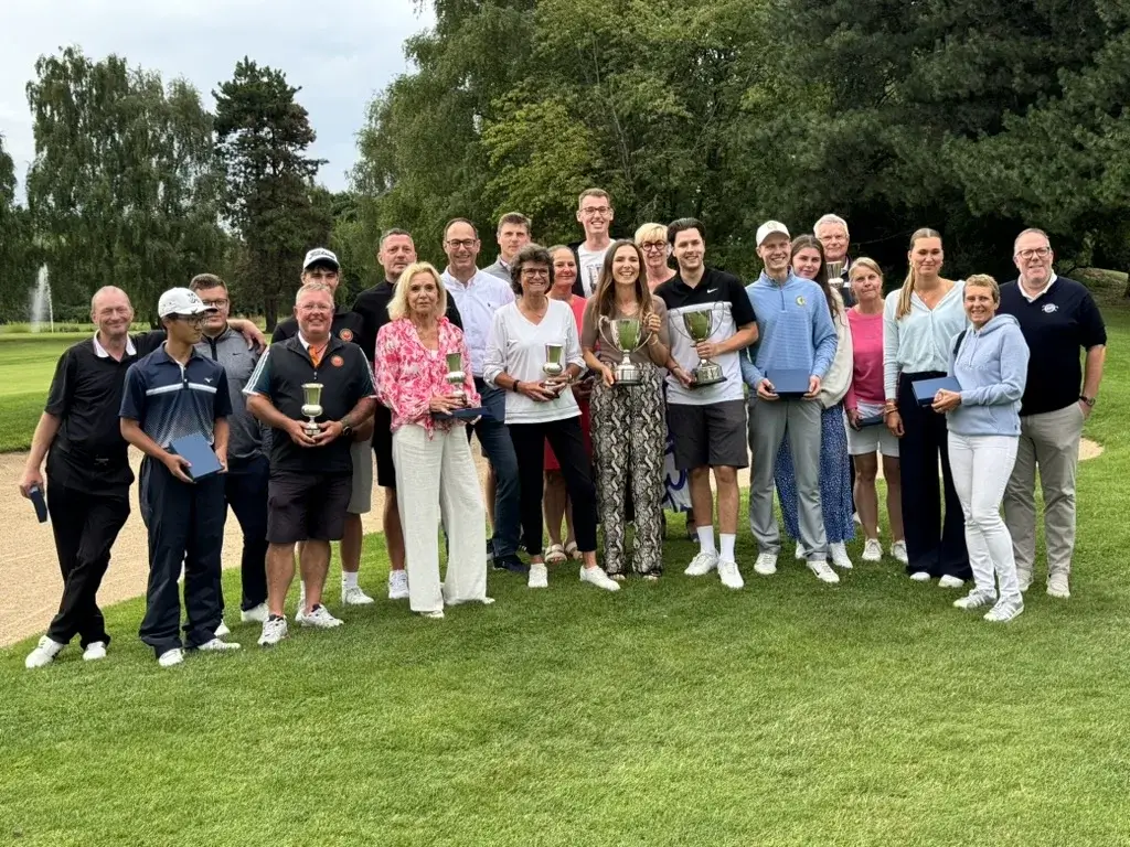 Ein Bild, das Person, draußen, Gras, Kleidung enthält. KI-generierte Inhalte können fehlerhaft sein.