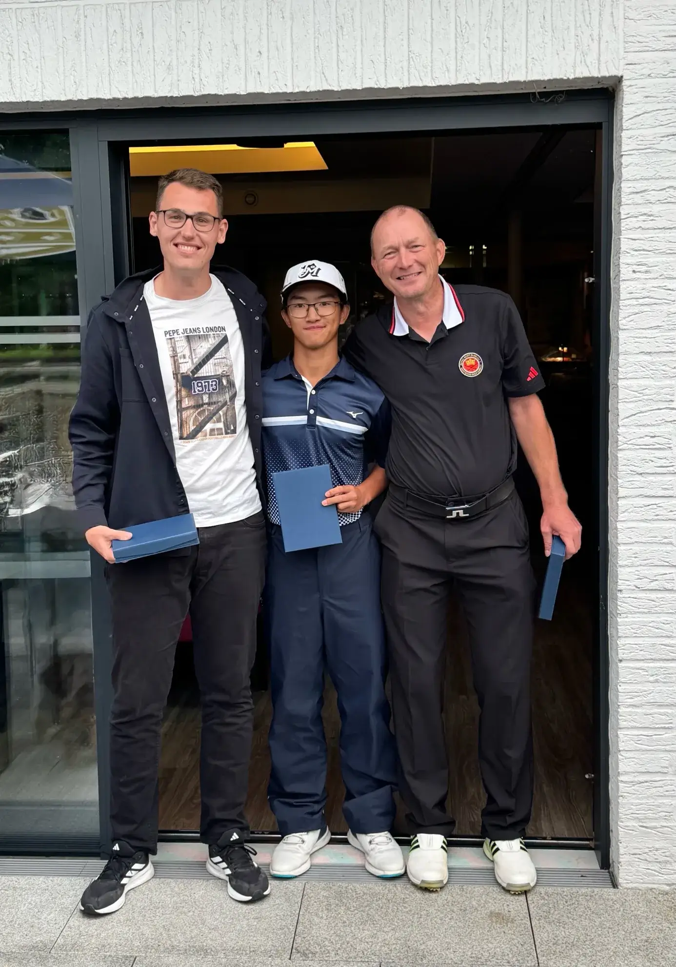 Ein Bild, das Kleidung, Person, Schuhwerk, Gebäude enthält. KI-generierte Inhalte können fehlerhaft sein.