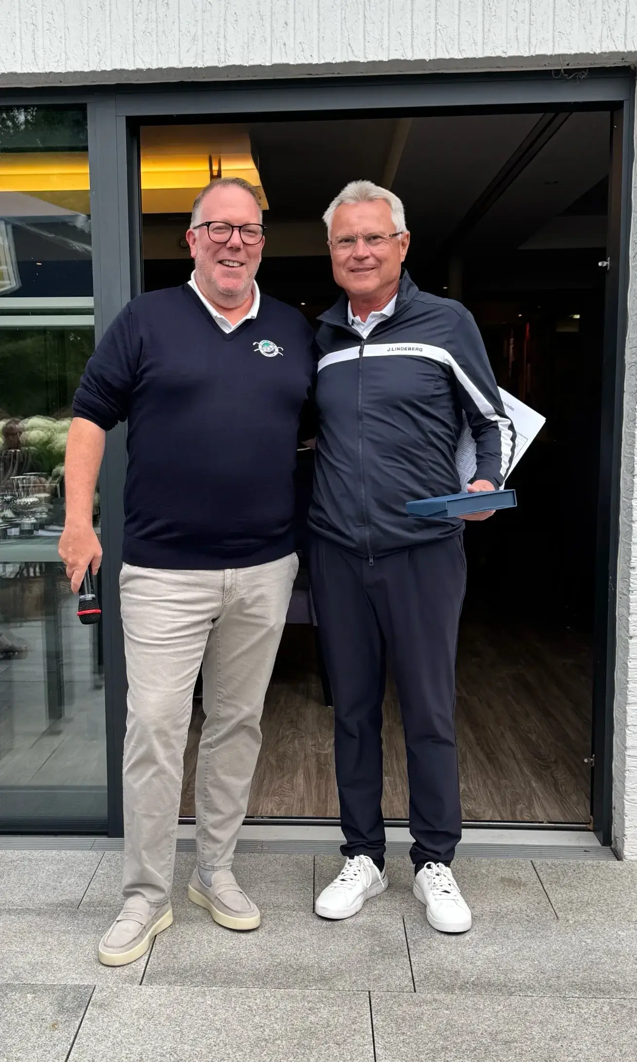 Ein Bild, das Kleidung, Person, Lächeln, Schuhwerk enthält. KI-generierte Inhalte können fehlerhaft sein.