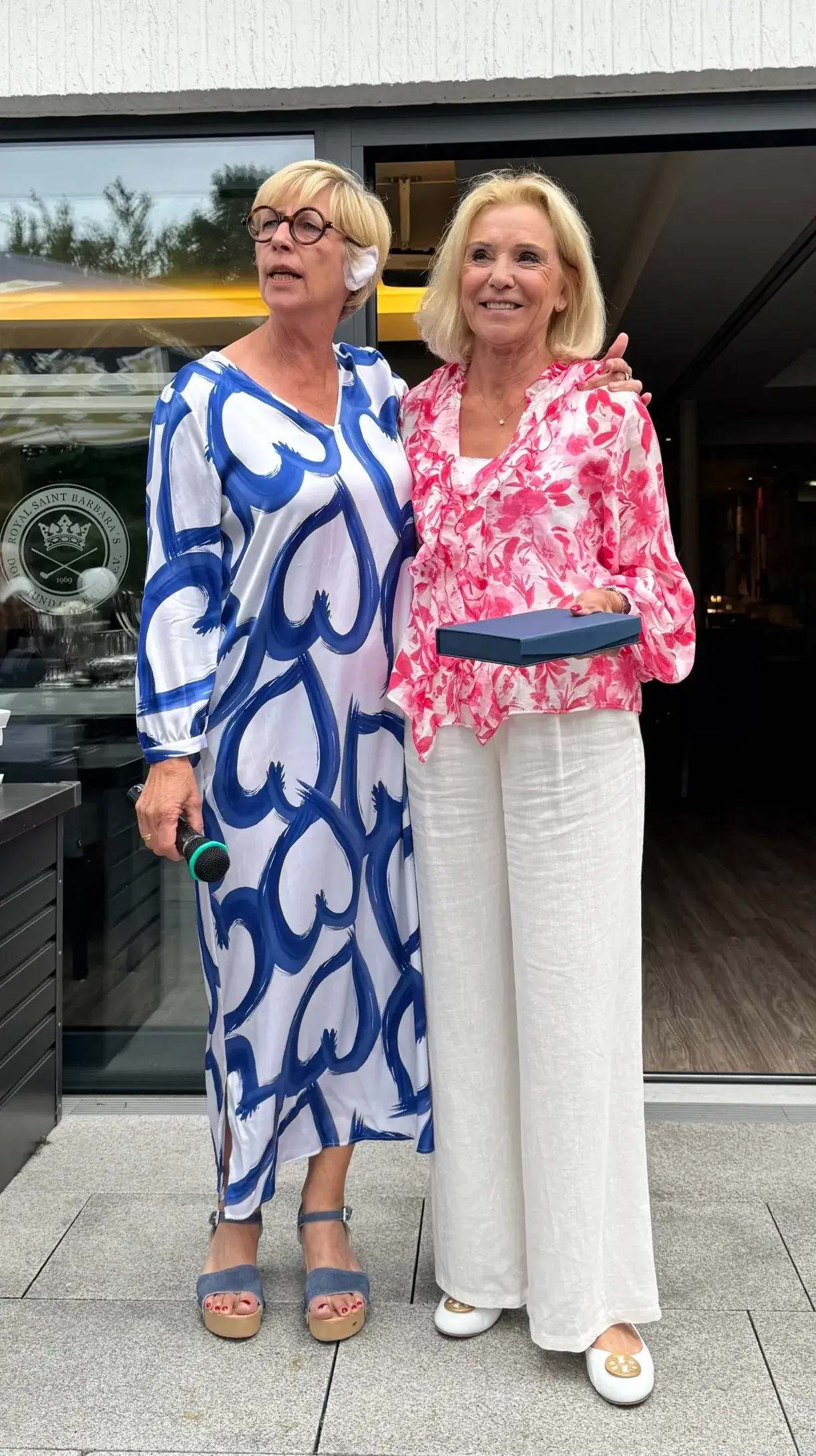 Ein Bild, das Person, Schuhwerk, Lächeln, Kleidung enthält. KI-generierte Inhalte können fehlerhaft sein.