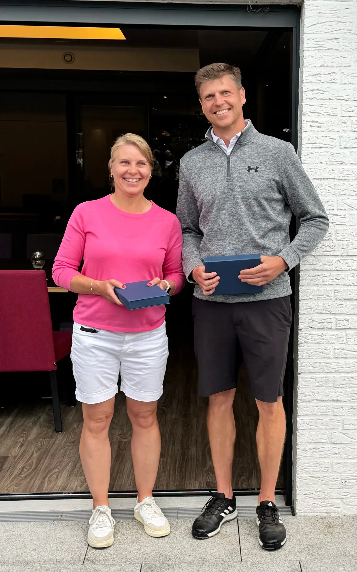 Ein Bild, das Person, Kleidung, Lächeln, Schuhwerk enthält. KI-generierte Inhalte können fehlerhaft sein.