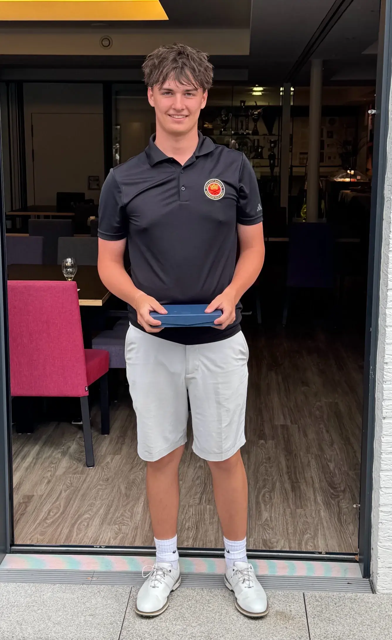 Ein Bild, das Person, Kleidung, Schuhwerk, Shorts enthält. KI-generierte Inhalte können fehlerhaft sein.