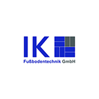 Logo der IK Fußbodentechnik GmbH mit blauer Schrift und einem grafischen Symbol aus Blöcken.