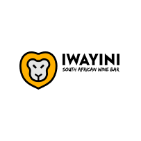 Logo des IWAYINI South African Wine Bar mit einem stilisierten Löwenkopf in einem orangefarbenen Kreis und dem Namen des Bars daneben.