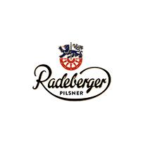 Das Logo von Radeberger Pilsner, mit einem Wappen und dem Schriftzug "Radeberger" darunter.