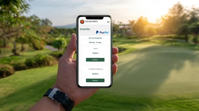 Eine Hand hält ein Smartphone mit einer Zahlungs-App vor einem Golfplatz bei Sonnenuntergang.