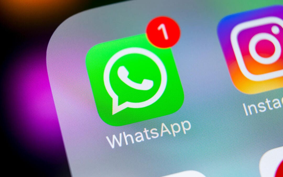 WhatsApp-Icon mit Benachrichtigungsburch und einer ungelesenen Nachricht auf einem Smartphone-Display.