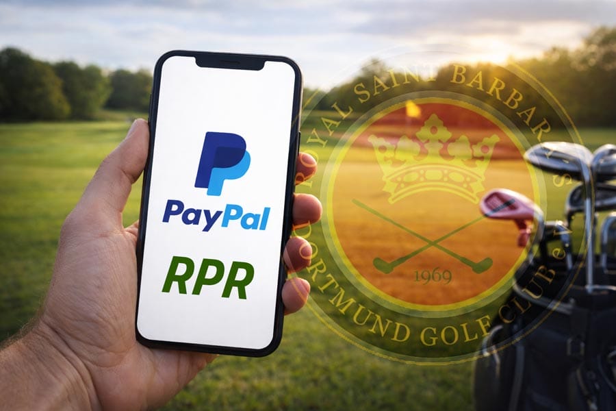 Eine Hand hält ein Smartphone mit PayPal-Logo und den Buchstaben "RPR" auf einem Golfplatz bei Sonnenuntergang, im Hintergrund ein Golfclub-Logo und Golfschläger.